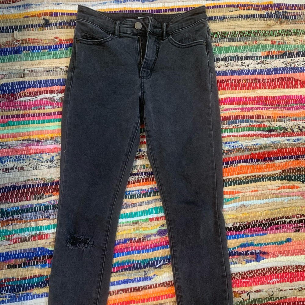 Black/dark grey high rise jeans. (Sz 26)